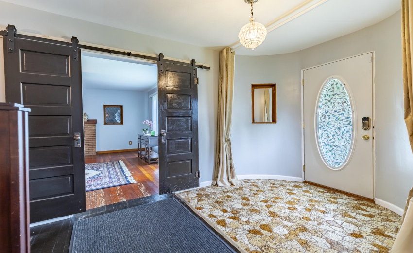 604 E 213th St-18 interior door and LR d