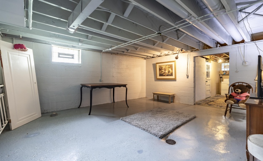 604 E 213th St-41 bsmt table