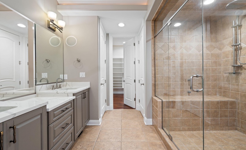 Master En-Suite Bathroom