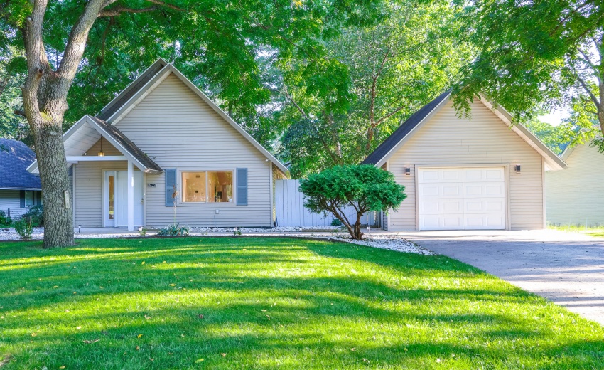 Welcome to 1623 E Coolspring!