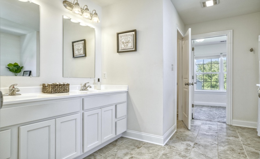 UL Main BR Ensuite Bathroom n private to