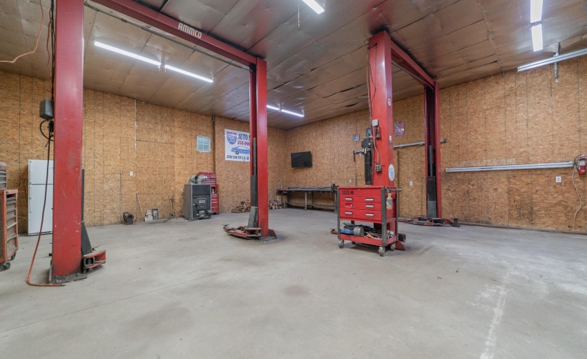 2 Bays with Lifts