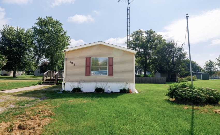 307 S Chestnut St Earl Park-22