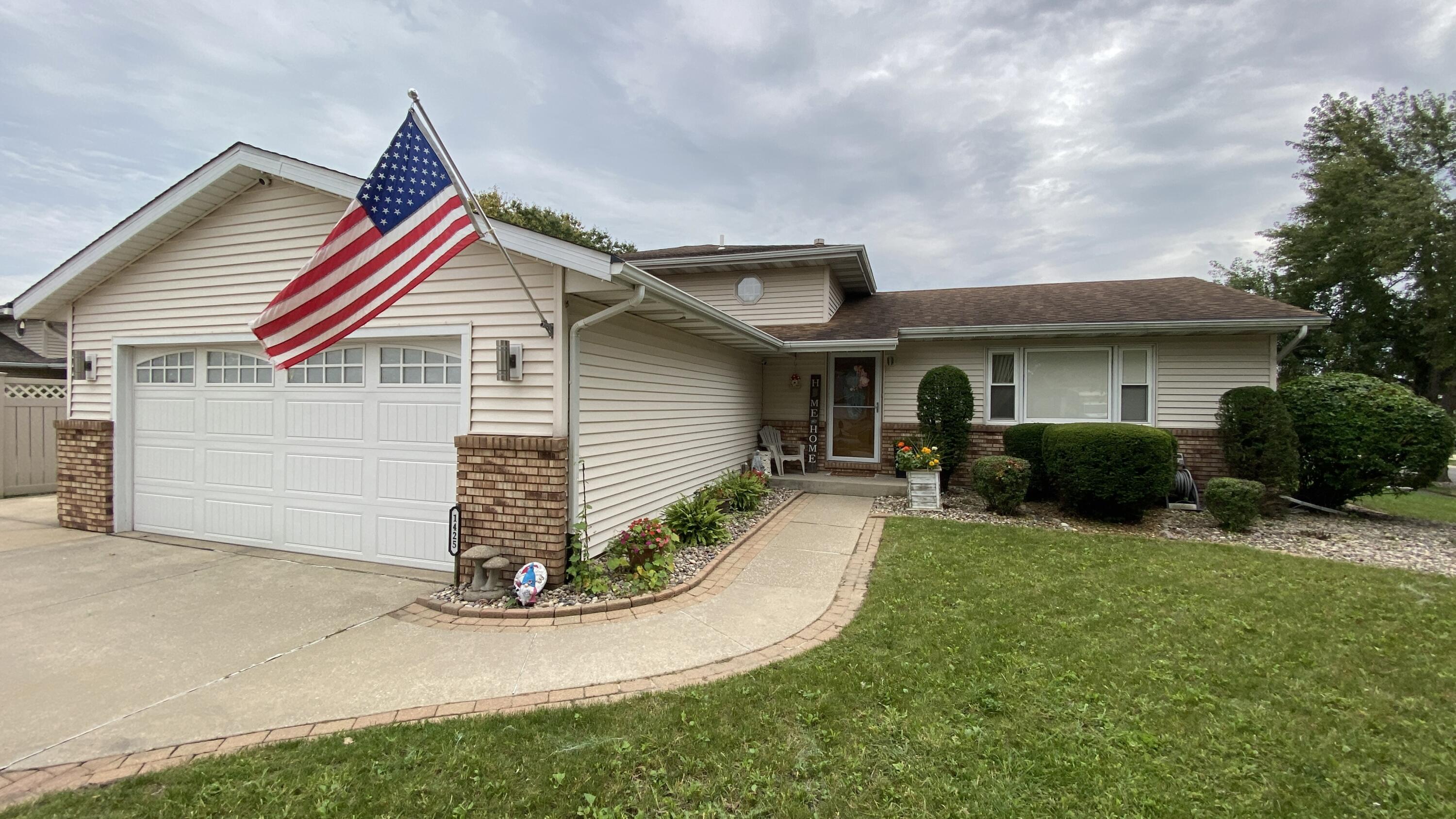 1425 97th Place, Crown Point, Indiana, 4 Bedrooms Bedrooms, 8 Rooms Rooms,2 BathroomsBathrooms,Residential,For Sale,97th,NRA844569 1425 97th Place, Crown Point, Indiana, 4 Bedrooms Bedrooms, 8 Rooms Rooms,2 BathroomsBathrooms,Residential,For Sale,97th,NRA844569