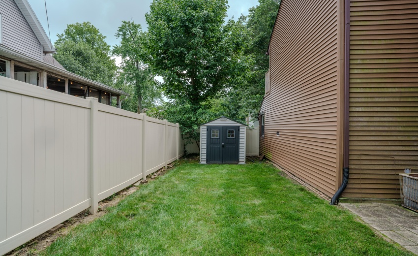 Side Yard:Utility Shed