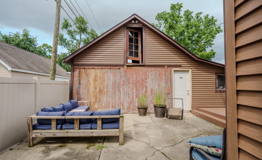 Back Patio:Barn Door Garage