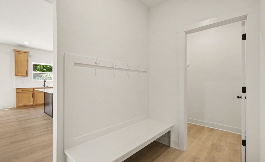 PSI083-E2700-Mudroom