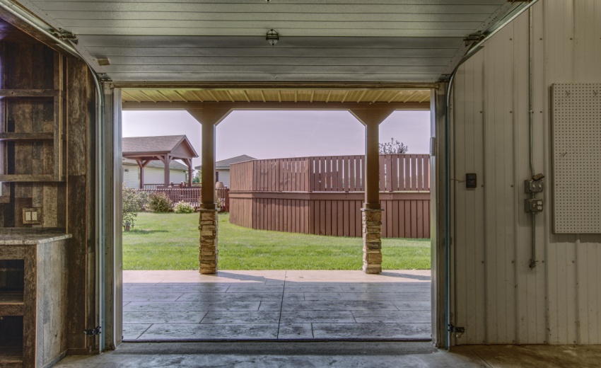 84-PolebarnDoor