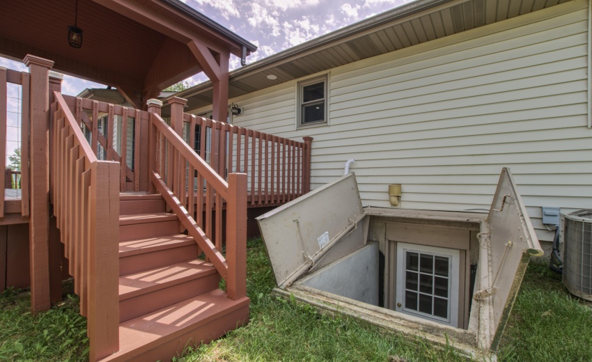 65-OutsideBasementBackDoor