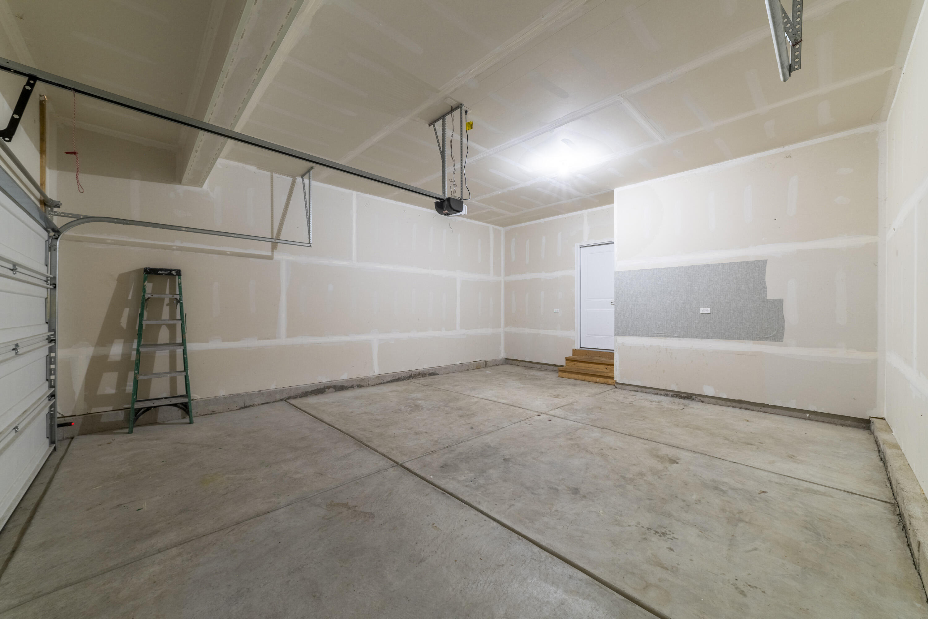 RGarageMonda0028