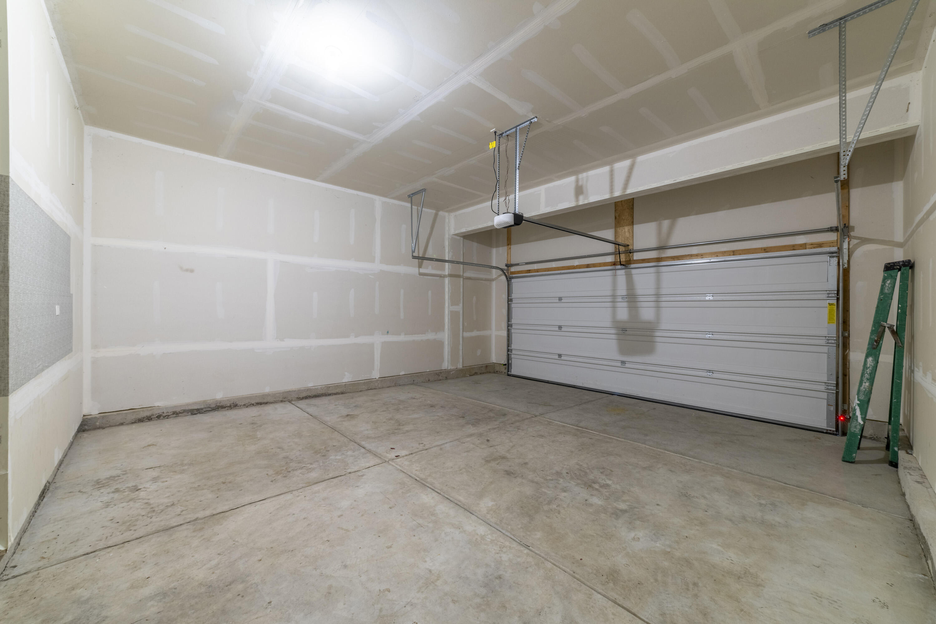 RGarageMonda0027